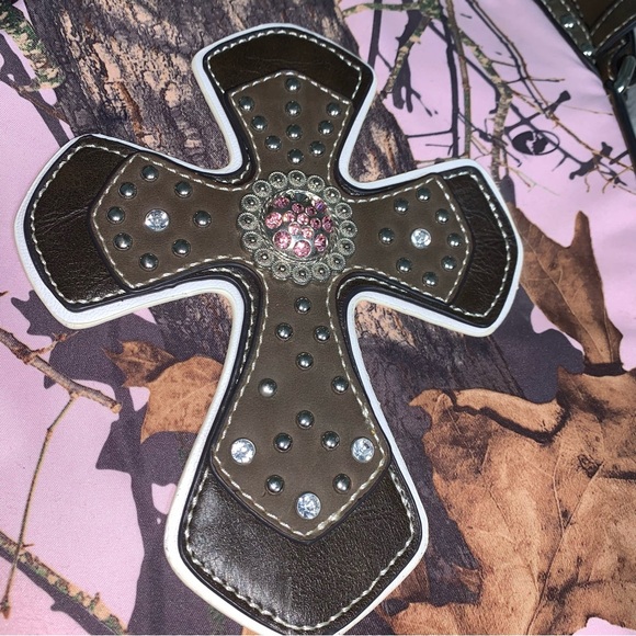 BLAZIN ROXX Western Camouflage Crossbody With Bling Cross & Studs - Picture 6 of 6